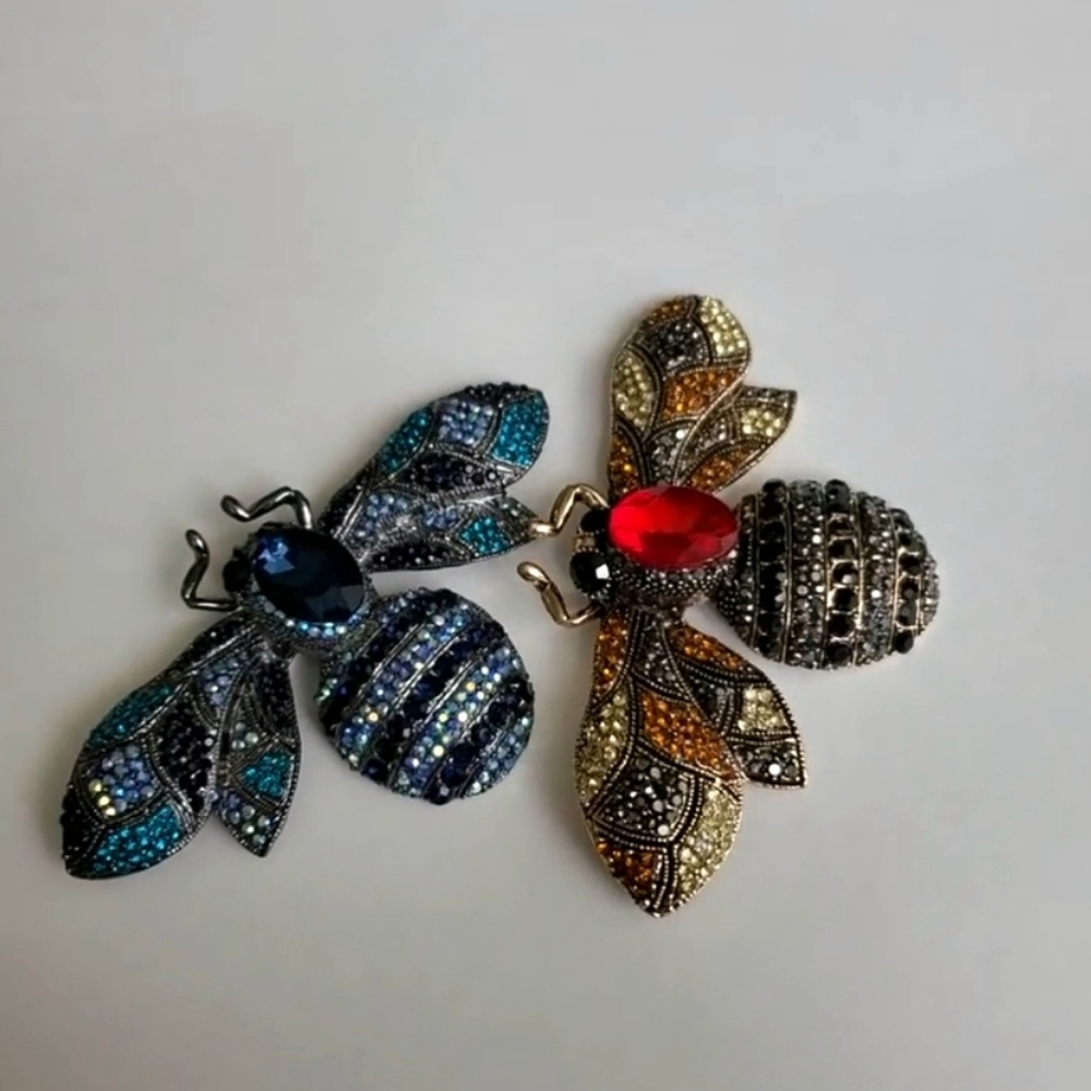 Large Oversized Rhinestone Bee Brooch - Picture 6 of 6
